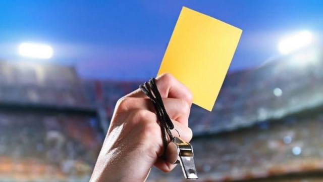 Thẻ phạt vàng trong bóng đá khi cầu thủ phạm lỗi