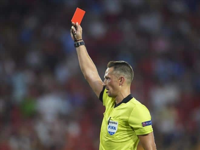 Thẻ phạt đỏ trong bóng đá khi cầu thủ phạm lỗi nặng